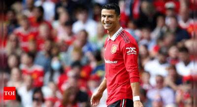 Manchester United must let Cristiano Ronaldo leave, says Wayne Rooney