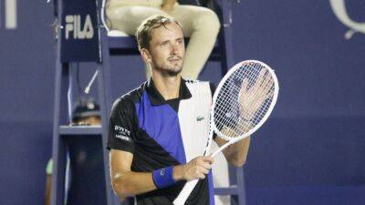 Medvedev ends losing streak in finals with Los Cabos title