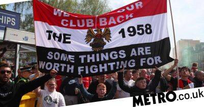 Harry Redknapp - Manchester United fans protest against the Glazers before Erik ten Hag’s first game - metro.co.uk - Manchester