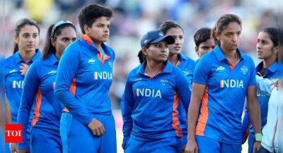 Beth Mooney - Alyssa Healy - Megan Schutt - Ashleigh Gardner - Big stage fright gets to India again as they lose to Australia in CWG final - timesofindia.indiatimes.com - Australia - India