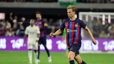 Man United and Barca keen to complete Frenkie de Jong deal but Dutchman not ready to leave