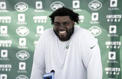 Robert Saleh - Jets offensive tackle Mekhi Becton goes down after appearing to reinjure right knee - foxnews.com - New York -  New York - state New Jersey - county Park