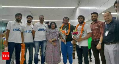 India's Commonwealth Games stars return home to a rousing welcome