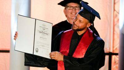 Warriors' Stephen Curry feted in Davidson ceremony - 'I'm a graduate, I'm a Davidson alum and I am in the Hall of Fame' - espn.com - county Hall - state Golden - county Davidson