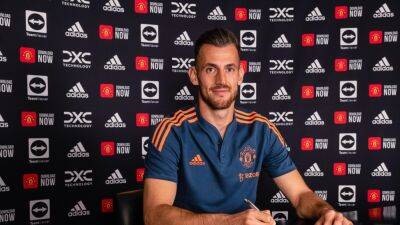 'A special moment in my career ' - Manchester United sign Newcastle United goalkeeper Martin Dubravka on loan