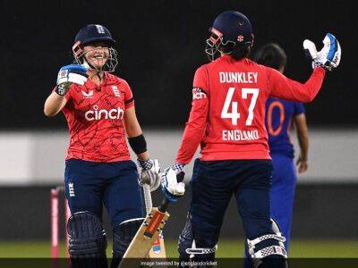 Amy Jones - Sophia Dunkley - Harmanpreet Kaur - Smriti Mandhana - India Women vs England Women: Ordinary India Lose By Nine Wickets In First T20I - sports.ndtv.com - India
