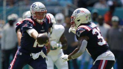 Bill Belichick - Patriots QB Jones hurts back, adding injury to team's rough day - tsn.ca - Florida - county Miami - county Garden