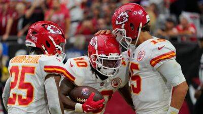 Mahomes throws five touchdowns, Chiefs hammer Cardinals
