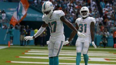 McDaniel era starts with a win, Dolphins top Patriots