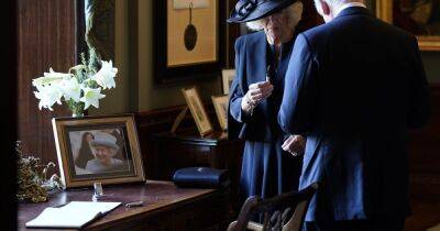 Charles - "I can’t bear this bloody thing" - King Charles blasts leaking pen as he tries to sign book - manchestereveningnews.co.uk - Manchester - Ireland