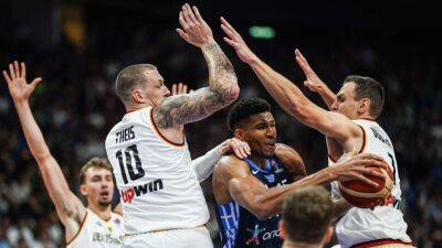 Nikola Jokic - Dennis Schröder - Giannis Antetokounmpo ejected as Germany eliminates Greece from EuroBasket - espn.com - Germany - Serbia - Italy -  Berlin - Greece