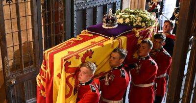 How long is the queue to see the Queen lying in state at Westminster Hall?