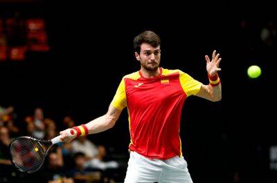 Without Alcaraz, Spain beat Serbia 3-0 in Davis Cup Finals