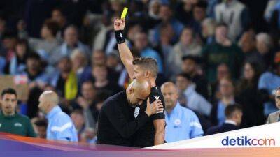 Borussia Dortmund - Pep Guardiola - Drama Guardiola: Adu Bacot sama Wasit, Dihukum Kartu, Peluk - sport.detik.com - Manchester