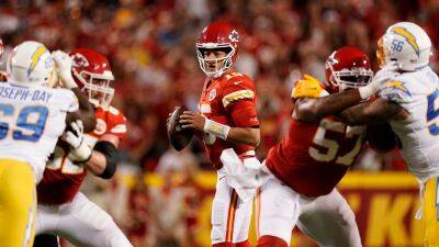 Patrick Mahomes - Travis Kelce - Charlie Riedel - Chiefs' Patrick Mahomes avoids sack, throws ridiculous sidearm pass for touchdown against Chargers - foxnews.com - Los Angeles -  Los Angeles - state Missouri - county Patrick