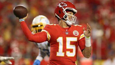 Patrick Mahomes - Justin Herbert - Charlie Riedel - Chiefs hold off Chargers in battle of AFC West rivals, young phenom QBs - foxnews.com - Los Angeles -  Los Angeles - state Missouri