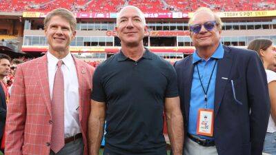 Jeff Bezos hangs with Roger Goodell, other NFL royalty in Amazon's Thursday Night Football debut