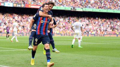 Robert Lewandowski shines as his latest brace takes Barcelona top of LaLiga after beating 10-man Elche