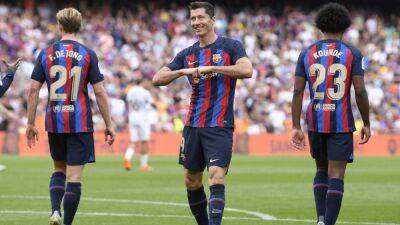 Robert Lewandowski Strikes Against Struggling Elche Earn Barcelona Top Spot