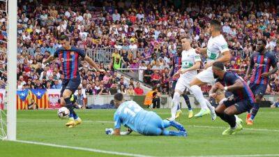 European round-up: Lewandowski fires Barcelona top, Bayern Munich beaten