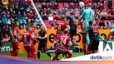 Momen Gila Augsburg Vs Bayern: Neuer Nyaris Bikin Gol di Injury Time