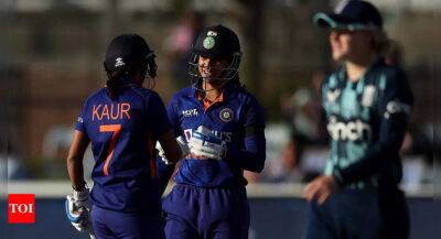 Amy Jones - India vs England, 1st WODI: Elegant Smriti Mandhana wins it for India as Jhulan Goswami rolls back time - timesofindia.indiatimes.com - Britain - India
