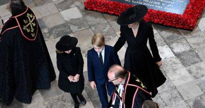 queen Elizabeth Ii II (Ii) - Royal fans shed tears as George and Charlotte join procession in final goodbye to their great-grandmother the Queen - manchestereveningnews.co.uk - Scotland - county Hall - county George - county Young -  Charlotte - county Prince George
