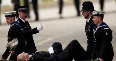 Elizabeth Ii II (Ii) - Police officer stretchered away after collapsing outside Westminster Abbey - manchestereveningnews.co.uk - London