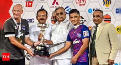 Sunil Chhetri - WB governor slammed for 'pushing' Sunil Chhetri during presentation ceremony - timesofindia.indiatimes.com - India -  Mumbai - county Salt Lake -  Kolkata