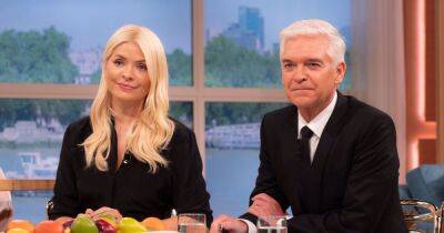 Phillip Schofield - Holly Willoughby - Susanna Reid - Elizabeth Ii Queenelizabeth (Ii) - Thousands of ITV This Morning fans sign petition to 'axe' Holly Willoughby and Phillip Schofield amid queue backlash - manchestereveningnews.co.uk - Britain - Scotland - county Hall