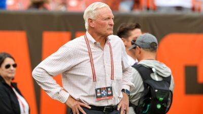 Source - Cleveland Browns to ban fan for hitting owner Jimmy Haslam with bottle