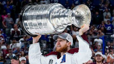 Avalanche's Nathan MacKinnon signs 8-year contract extension, becomes highest-paid NHL player