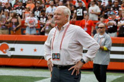 Fan arrested, charged after allegedly hitting Browns owner Jimmy Haslam with water bottle