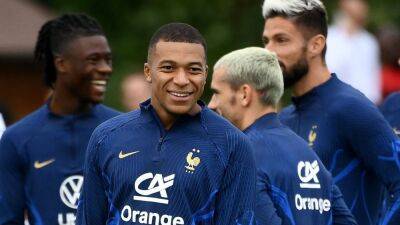 Didier Deschamps - Noel Le-Graet - Amelie Oudea-Castera - Kylian Mbappe smiles but not for the camera after refusing to take part in team photoshoot - thenationalnews.com - Qatar - France - Croatia -  Paris