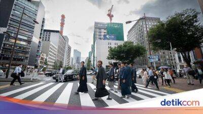 Enea Bastianini Antusias Banget Jalan-jalan Pakai Kimono di Tokyo