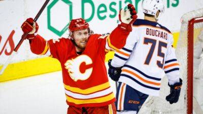 Flames signing Ritchie to one-year deal, re-sign RFA Ruzicka