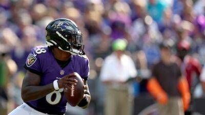 Ravens' Lamar Jackson has elbow issue, skips throwing at practice, but vows to play vs. Patriots - Baltimore Ravens Blog- ESPN