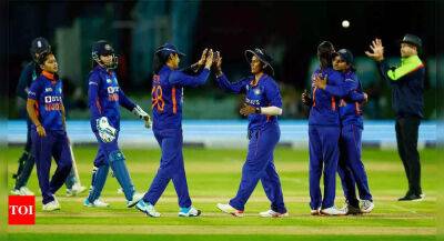 Amy Jones - Tammy Beaumont - Danni Wyatt - Sophia Dunkley - Harmanpreet Kaur - Deepti Sharma - Alice Capsey - 2nd ODI: India beat England by 88 runs to clinch series - timesofindia.indiatimes.com - Britain - India