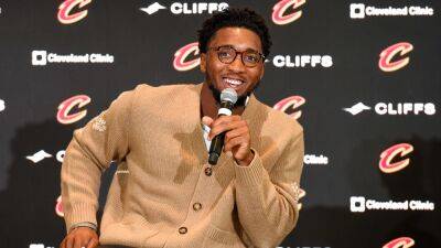 Nick Cammett - Donovan Mitchell - Cavaliers' Donovan Mitchell opens Browns game as 'Dawg Pound Captain,' smashes Steelers guitar pregame - foxnews.com - Usa - New York -  New York - county Cleveland - county Dallas - county Maverick - county Cavalier - state Utah -  Mitchell