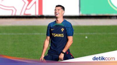 Cristiano Ronaldo - Diogo Dalot - Disebut Akan Terus Main Sampai Jadi Bangkai, Ronaldo Tertawa - sport.detik.com - Manchester - Portugal