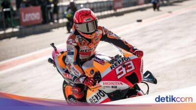 Marc Marquez - Fabio Quartararo - Francesco Bagnaia - Saat Sarung Tangan Marquez Kesangkut di Motor, Untung Nggak Celaka! - sport.detik.com