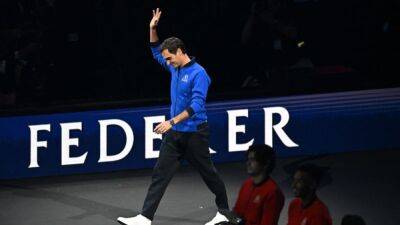 Fans flock to pay homage to Federer