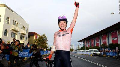 Annemiek van Vleuten wins women's road race gold at World Championships with a fractured elbow