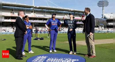 Amy Jones - Jhulan Goswami joins Harmanpreet Kaur at toss in farewell game - timesofindia.indiatimes.com - India