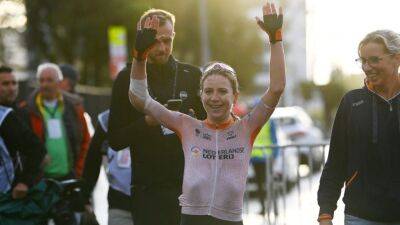 Annemiek van Vleuten, with broken elbow, becomes oldest to win world road race title