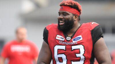Stampeders OL Dennis carted off with leg injury - tsn.ca