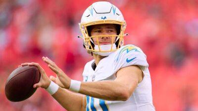 Adam Schefter - Brandon Staley - Justin Herbert - Los Angeles Chargers QB Justin Herbert (ribs) expected to decide on pain-killing shot during Sunday pregame warmups, sources say - espn.com - Los Angeles -  Los Angeles -  Kansas City -  Jacksonville