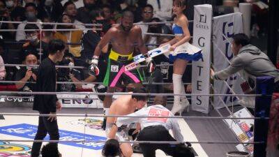 Floyd Mayweather drubs Mikuru Asakura in boxing exhibition match in Japan