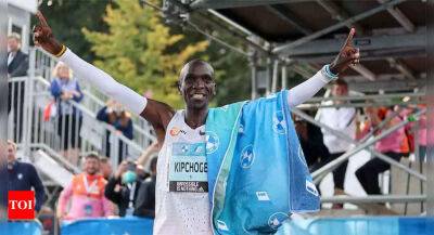 Eliud Kipchoge - Eliud Kipchoge shatters marathon world record in Berlin - timesofindia.indiatimes.com - Germany - Ethiopia -  Berlin - Kenya - county Marathon