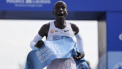 Eliud Kipchoge breaks own world record at Berlin Marathon